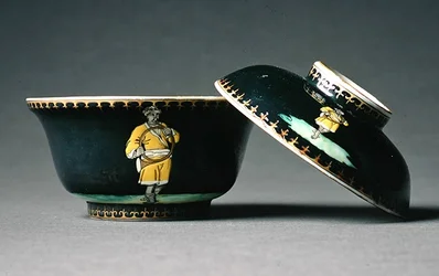 Una zuccheriera con coperchio, Periodo Qianlong (1736-95) c.1740 (porcellana)
